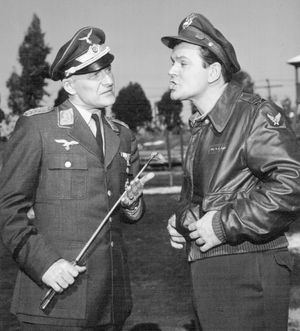 밥 크레인과 함께 《호간의 영웅들》 촬영 중인 베르너 클렘퍼러