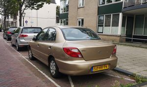 기아 리오 세단 후측면