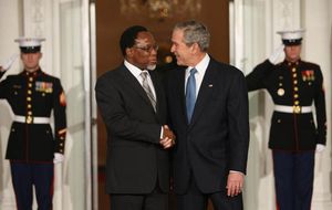 칼레마 모틀란테가 2008년 11월 14일 경제 정상 회담을 앞두고 미국 대통령 조지 부시와 백악관에서 만났다.