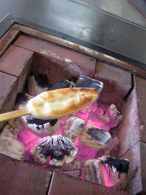 사사 가마보코를 숯불에 굽는 모습