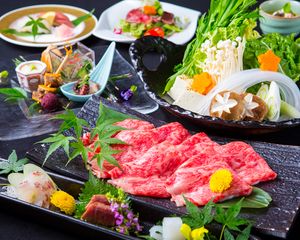 얇게 썬 고기와 채소는 전형적인 샤부샤부 재료이다.