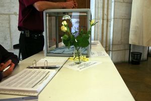 프랑스에서 사용되는 표준 투표함. 유권자는 투표가 담긴 봉투를 상자에 넣고 중복 투표를 방지하기 위해 선거인 명부에 서명한다.