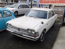 토요타 크라운(전기형) 정측면