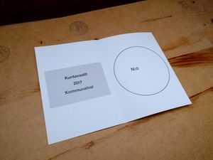 투표 용지. 핀란드 투표 용지에는 후보자 번호만 기입하면 된다. 지침에는 모범 숫자도 포함되어 있어, 모호함과 식별 가능한 필체를 방지한다. 투표 용지는 명확하고 유권자를 식별할 수 있는 표시가 없는 한 유효하다.