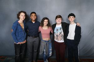 마텔(오른쪽 끝)이 2018 파라다이스 시티 코믹콘에서 영화 그것의 공동 출연진과 함께