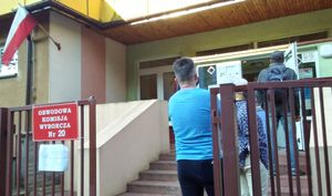 개표소 개장 직후 투표를 기다리는 줄