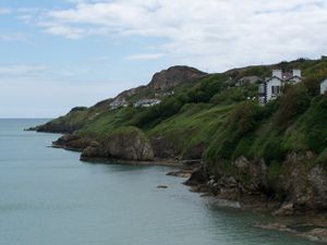 호스 해안. 왼쪽에 타라 홀이 보인다.