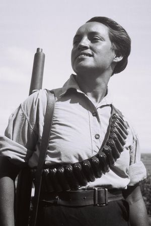 키부츠 마아바롯의 구성원이 1936년 경계 근무를 서고 있다.