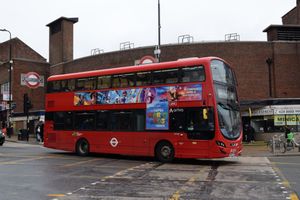 런던에서 영화 광고를 하는 버스