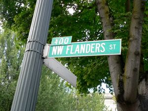 시리즈 제작자 맷 그레이닝은 그의 고향인 오리건주 포틀랜드의 플랜더스 거리를 따서 이 캐릭터의 이름을 지었다.