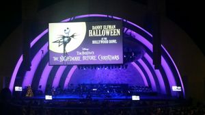 엘프먼의 크리스마스 악몽이 할리우드 볼에서 라이브 공연 중