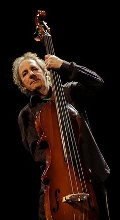 2009년 4월 공연하는 시어러