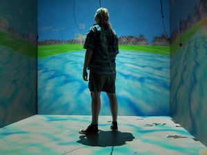 CAVE(Cave Automatic Virtual Environment)의 중앙에 서 있는 사용자