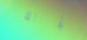 CD-R의 읽을 수 있는 표면에 긁힌 자국. 음악 및 데이터 CD는 오류 정정 코드를 사용하여 코딩되므로 오류 감지 및 수정을 통해 약간의 긁힘이 있어도 읽을 수 있다.