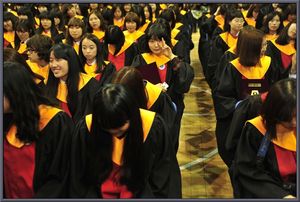 학위복을 입고 졸업하는 학생들