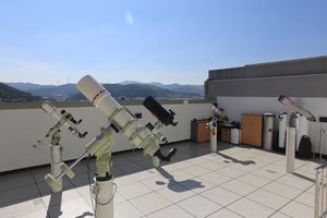 고정식 망원경 5대가 설치되어있는 천안홍대용과학관 보조관측실