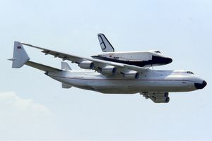 안토노프 An-225 므리야가 부란 우주왕복선을 운반하고 있는 모습.