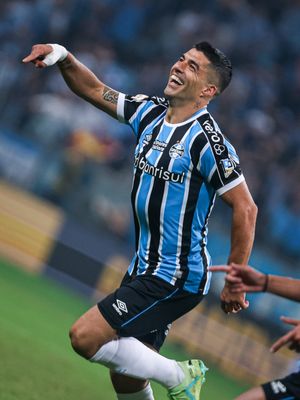 수아레스가 2023년 5월 그레미우(Grêmio Foot-Ball Porto Alegrense)에서 인테르나시오날(Internacional)과의 그레날 더비 경기에서 골을 넣고 골 세리머니를 하고 있다.