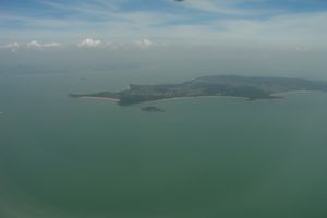 례위(샤오진먼) 남쪽 해안에서 바라본 모습: 중앙은 푸싱섬, 오른쪽은 둥강만 & 반도, 둥린 해안; 왼쪽은 난산터우 & 샤시 곶; 배경 맨 왼쪽은 샤먼으로, 그 사이에 빈랑섬과 시섬이 있다