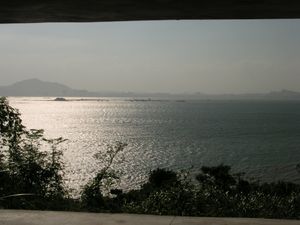 례위 북쪽 해안에서 바라본 모습: 왼쪽 중간 근처에 간조 시 빈랑위가 있고, 배경에 샤먼 시가 있다.