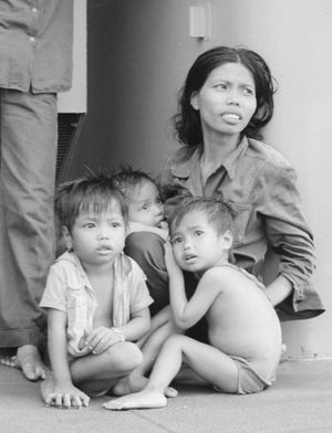 미 해군 함선에 의해 구조된 베트남 난민 가족