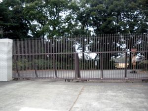 도쿄도 나카노구 나카노에 있던 부지 (2009년, 나카노구청 옆 입구에서 촬영). 재개발로 나카노 시키의 도시가 되어 2012년 이후에는 고층 아파트, 상업 시설, 대학 캠퍼스, 공원 등으로 개장했다.