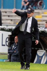 1990년대 팔레르모 미드필더였으며, 2013-14 시즌 감독으로 세리에 B 우승을 이끈 주세페 야키니