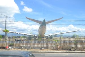 막탄 항공로에서 본 HL7525의 꼬리 부분 클로즈업