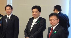 당시 일본 외무대신 기시다 후미오(왼쪽), 가토 가쓰노부(가운데), 세코 히로시게(오른쪽) 관방 부장관이 도쿄 일본 총리 관저에서 (2013년 4월 15일).