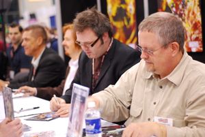 Card (오른쪽)가 2008년 뉴욕 코믹 콘에서 사인회를 하고 있다