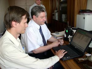 전 ReactOS 프로젝트 코디네이터 알렉세이 브라긴(왼쪽)이 빅토르 알크스니스에게 ReactOS를 보여주고 있다.