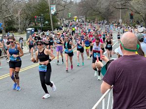 2024년 보스턴 마라톤 선수들이 뉴턴의 커먼웰스 애비뉴와 월넛 스트리트 교차로를 통과하고 있다.