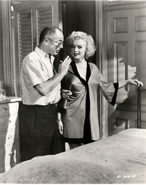빌리 와일더가 47번의 테이크 끝에 촬영된 장면에서 마릴린 먼로에게 지시를 내리고 있다