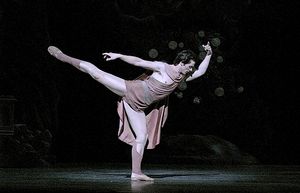 앙헬 코렐라(Ángel Corella)가 프레데릭 애쉬턴(Frederick Ashton)의 발레 실비아(Sylvia) 2005년 공연에서 아민타 역을 맡았다