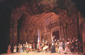 키로프/마린스키 발레단의 프티파 원작 '잠자는 숲속의 미녀' 재구성 공연 중 '오로라의 침실' 장면, 상트페테르부르크, 1999. 이 단체는 발레의 원래 시작을 위해 디자인된 호화로운 제작을 복원했다.