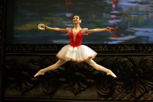 솔리스트 안나 티호미로바의 델리 공연 모습