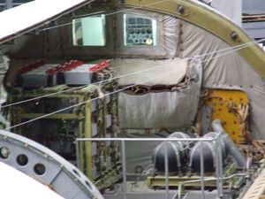 부란 우주왕복선의 선체 앞부분에 있는 승무원 모듈 상단. 화물칸 창문을 통해 비행 갑판(지휘 구획 - KO)이 보인다.