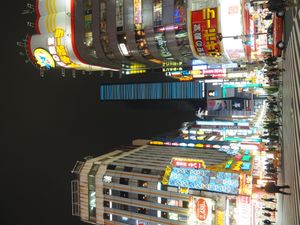 실제 상점을 기반으로 한 상점에서 아이템을 구매할 수 있다.