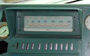 속도계 0계열 운전실 내부, 속도 표시기 위에 ATC 실내 신호등이 켜져 있다