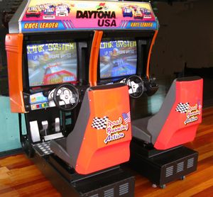 세가의 Daytona USA. 2인용 버전이지만, 멀티플레이어 레이싱을 위해 최대 8명까지 연결할 수 있다.