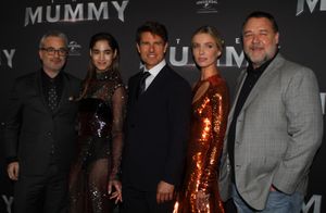 영화의 주요 배우들과 알렉스 커츠만 감독. 왼쪽부터: 소피아 부텔라, 톰 크루즈, 애나벨 월리스, 그리고 러셀 크로우.