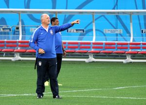 스콜라리가 2014년 FIFA 월드컵에서 훈련 세션을 감독하고 있다.