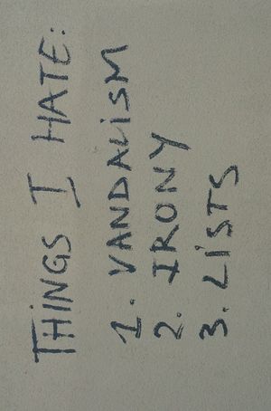 파리의 벽에 그려진 자기 지시적 유머의 예시로, 텍스트와 텍스트가 읽히는 초월적인 맥락에 대한 이해를 필요로 한다