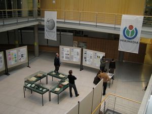 2006년 3월 괴팅겐 대학교 도서관에서 열린 "위키백과 5주년" 전시회