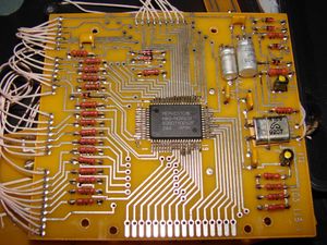 개발자 프랑스 모르쉬(Frans Morsch)의 이름이 새겨진 컴퓨터 체스 IC (메피스토 참조)