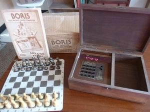 1977년에 출시된 보리스는 널리 판매된 최초의 체스 컴퓨터 중 하나였다. 2.5 KiB ROM과 256 바이트 RAM만 있는 페어차일드 F8 8비트 마이크로프로세서에서 실행되었다.