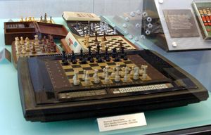 밀턴 브래들리 그랜드마스터(Milton Bradley Grandmaster, 1983), 최초로 기물을 자동으로 움직이는 상업용 체스 컴퓨터