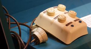 SABA TV 리모컨 사진 (전선 연결)