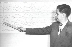 SRI 참가자 폴 매길이 1949년 제1회 National Air Pollution Symposium에서 로스앤젤레스의 블랙 프라이데이의 스모그에 대해 논의하고 있다.