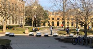 자율 배송 차량들이 서로 충돌을 피하려다 한 곳에 갇혀있는 모습